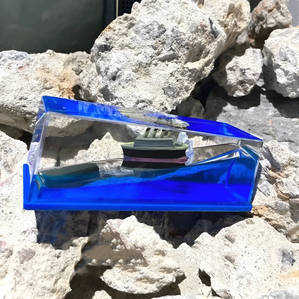 Creative cruise ship decoration fluid drift bottle desktop ornament in resin and acrylic