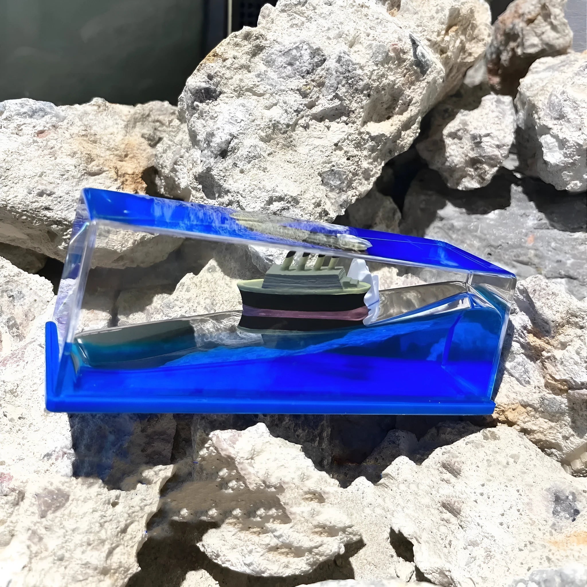 Creative cruise ship decoration fluid drift bottle desktop ornament in resin and acrylic