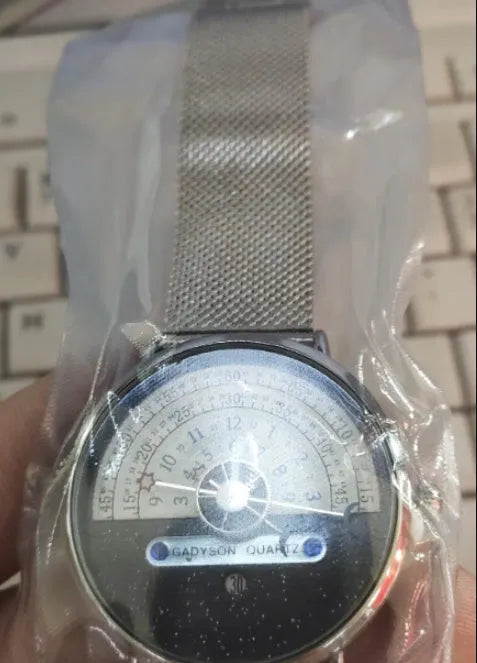 Men's gold and silver sports quartz wristwatch with 40mm dial and water resistance