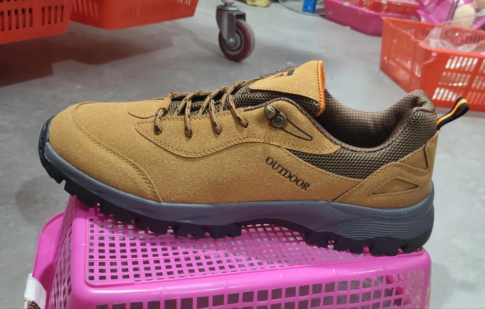 Men's low-top outdoor hiking shoe in army green with cloth upper and mesh lining