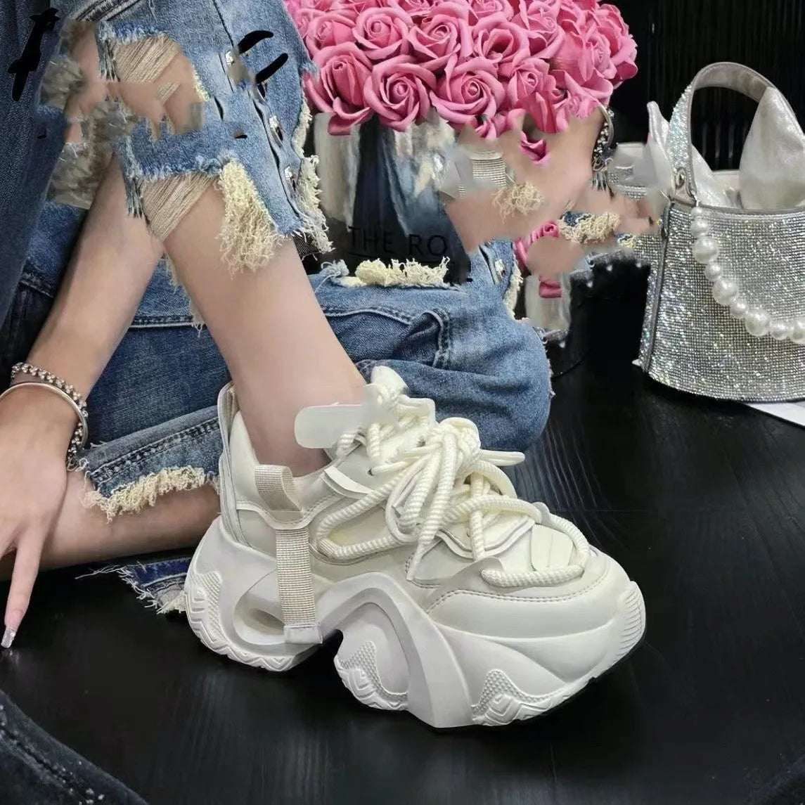 Women's height-increasing sneakers with wedge sole in synthetic leather and mesh lining