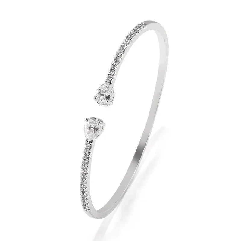 Personalised multi-zircon bracelet in blue or white colour on a copper band with simple style