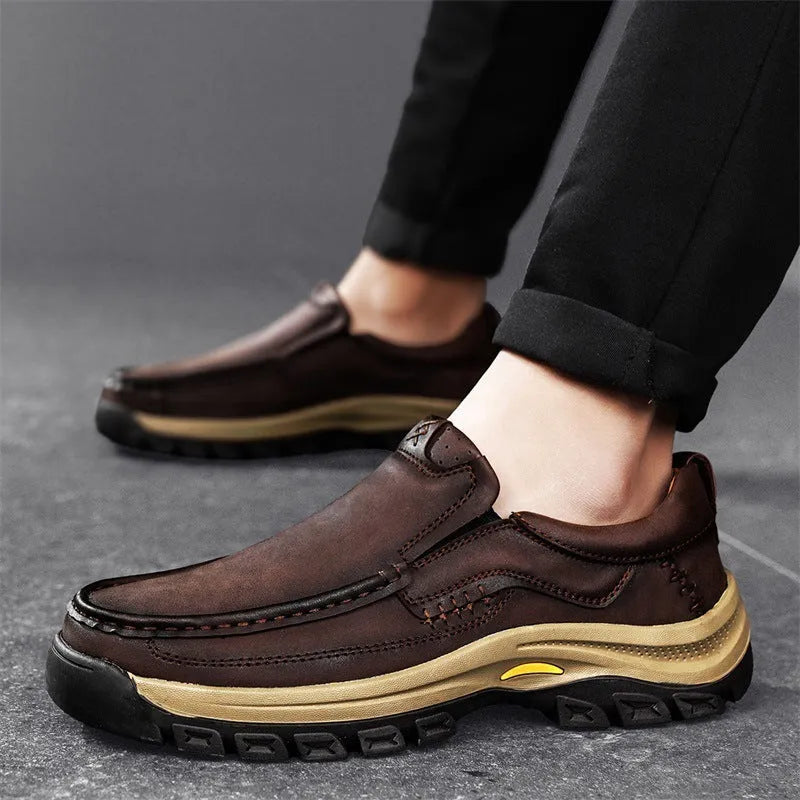 Men's black mountaineering shoes with thick rubber soles and round toe design for outdoor hiking
