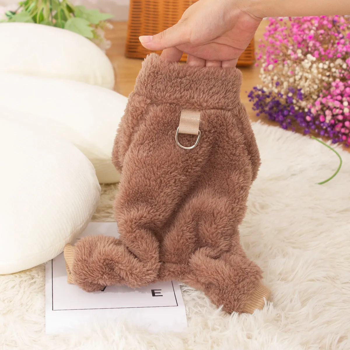 Four-legged dog clothes in plush cotton velvet with high collar and towing ring