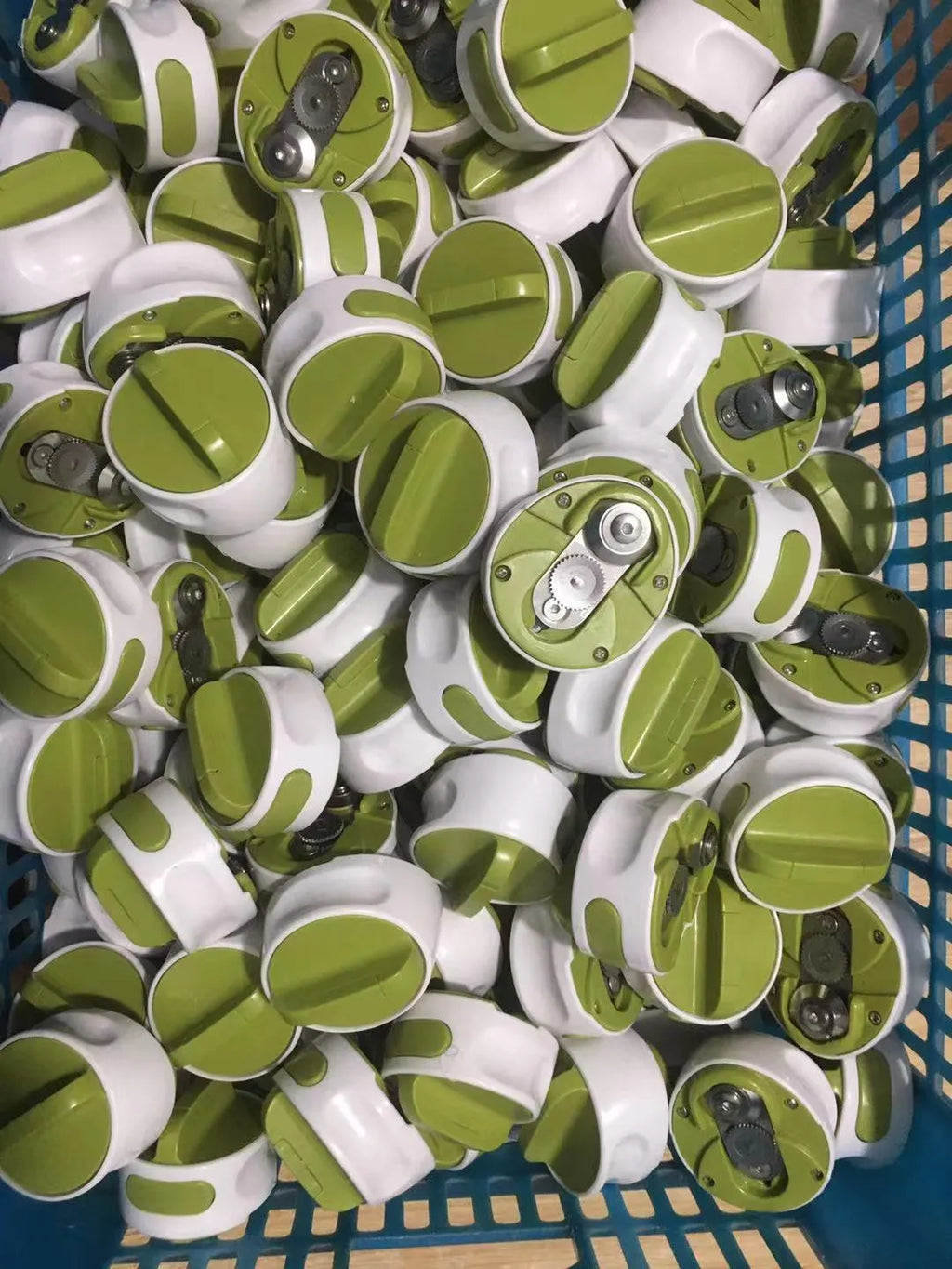 Stainless steel lid opener screw gadget 6.7x6.2x4.8 cm in green and red colour options for opening bottle caps