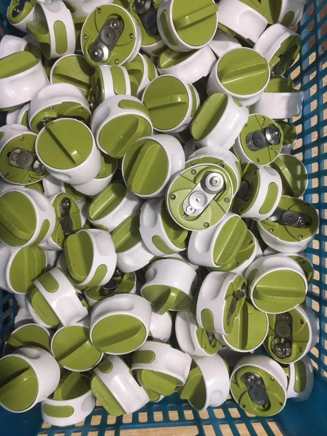 Stainless steel lid opener screw gadget 6.7x6.2x4.8 cm in green and red colour options for opening bottle caps