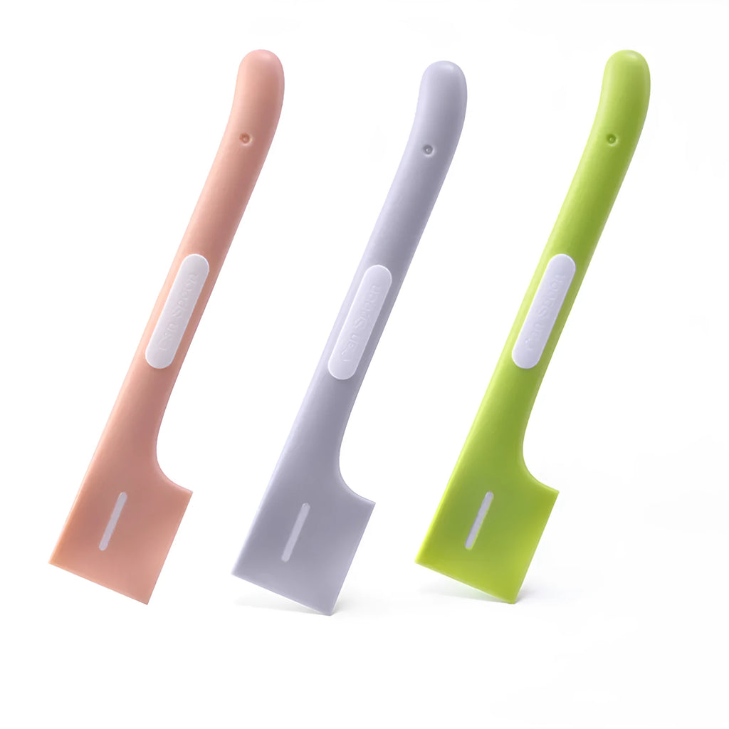 TPR long-handle pet food spoon with right-angle head for scraping canned wet food.