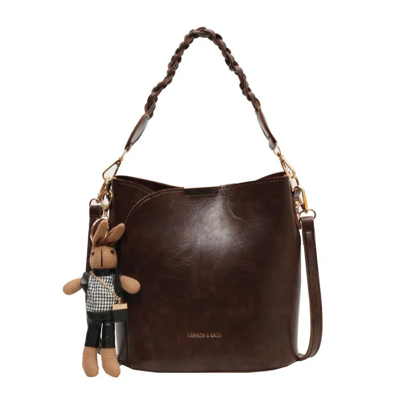 Women's retro bucket messenger bag in PU leather, 21x11x21 cm, with pendant detail and double shoulder strap connector