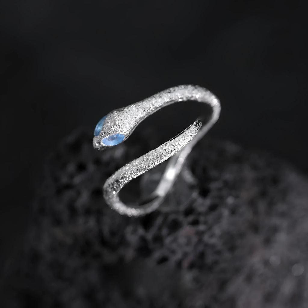 Women's adjustable snake ring in platinum colour with silver construction and zodiac design