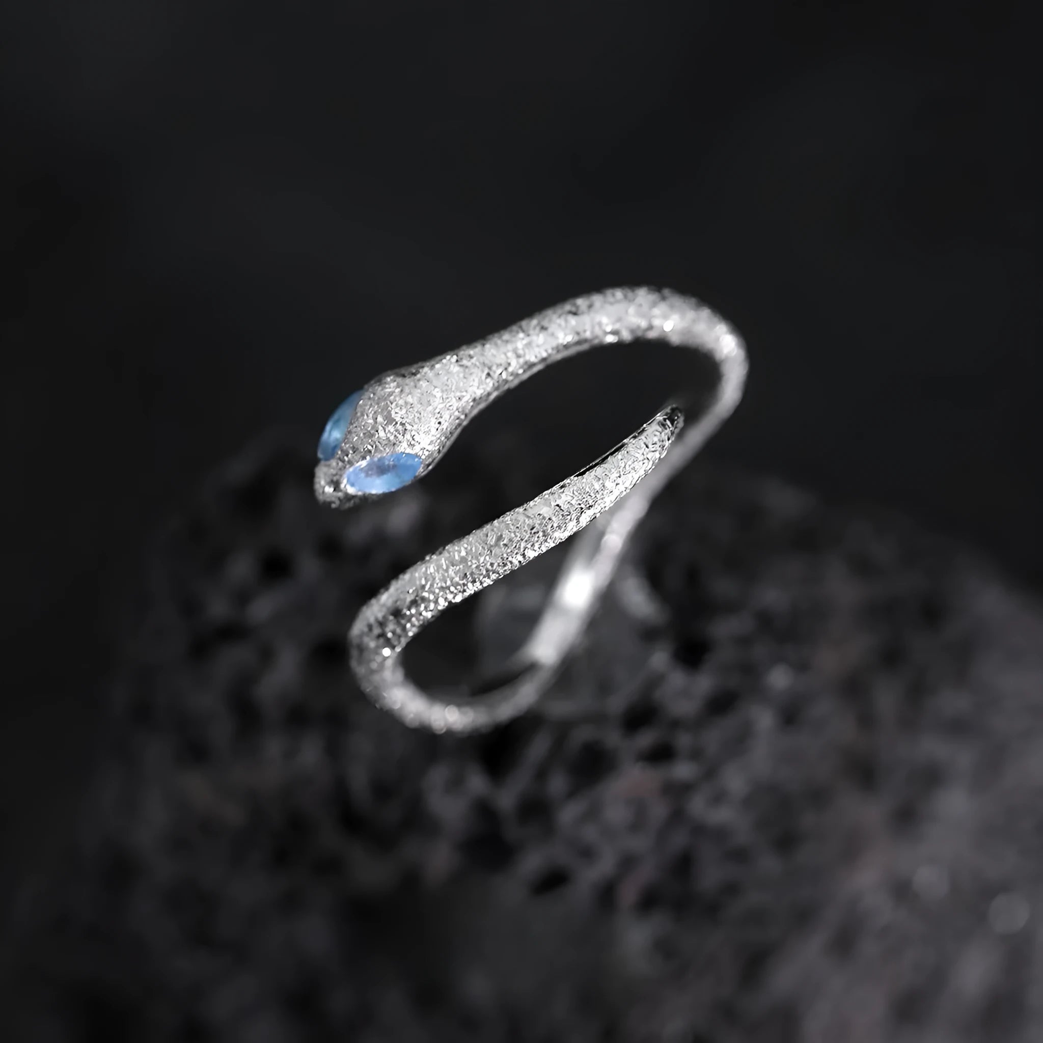 Women's adjustable snake ring in platinum colour with silver construction and zodiac design