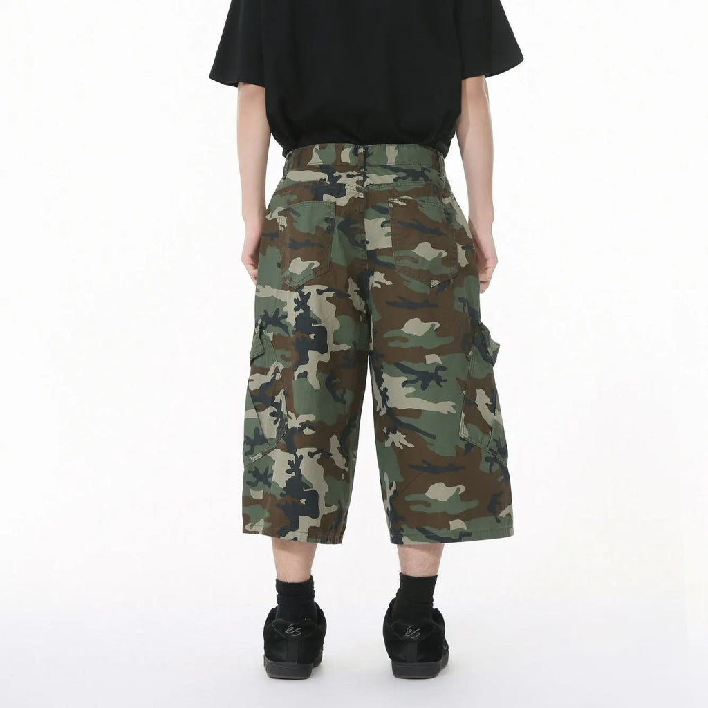 Men's camouflage cotton wide-leg trousers with large side pockets and cropped length