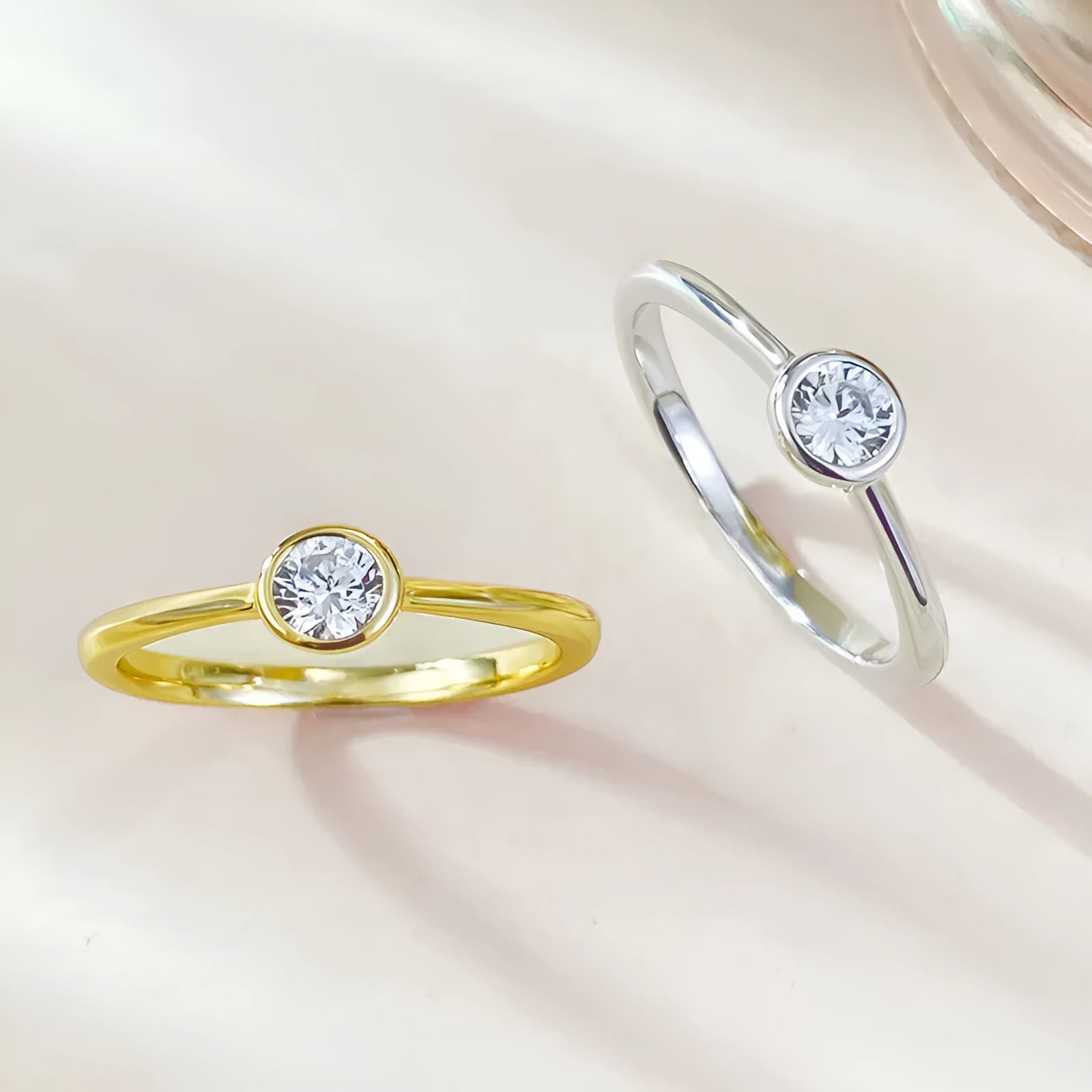 Minimalist women's silver ring with crown shape and line engraving in electroplated gold or platinum finish