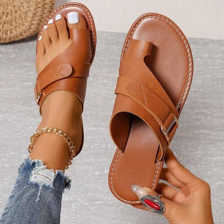 Women's flat heel leisure slippers in artificial PU, cream-white colour, with metal and leather stitching detail, side view