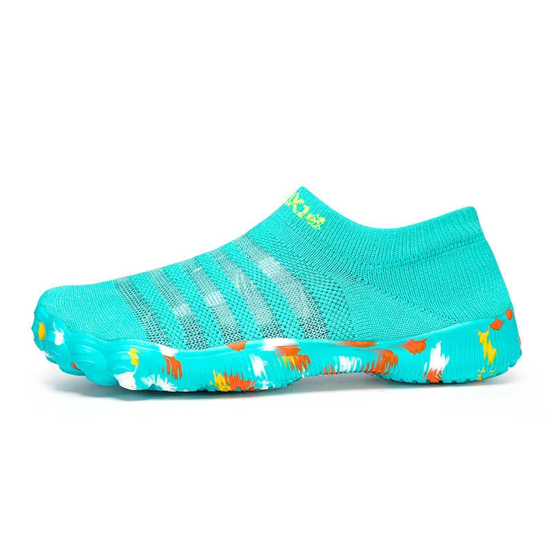 Men's lace-up flyknit water shoes in camouflage colour on a sandy beach
