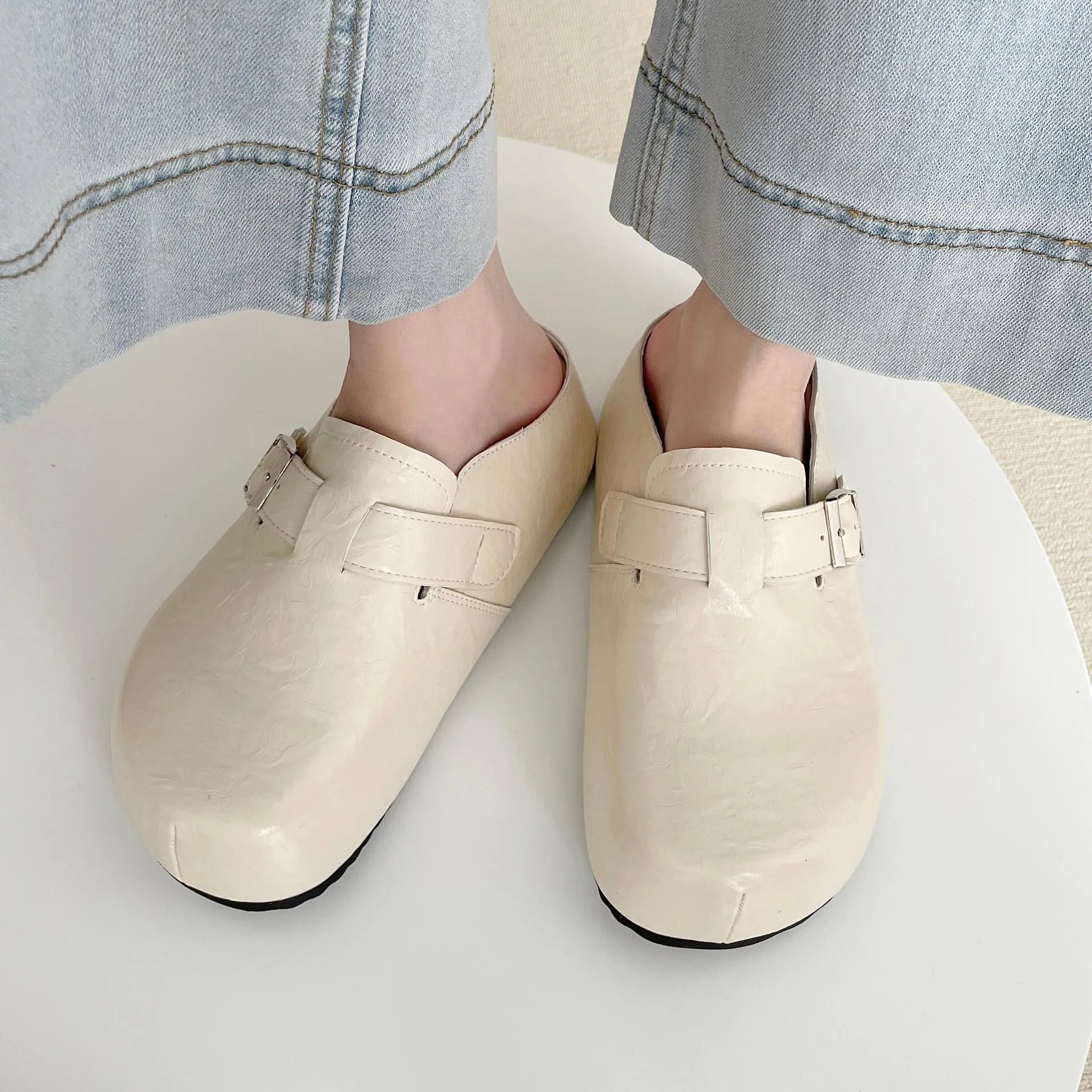 Flat buckle casual sneakers in yellow, round toe, PU upper, on a white background.