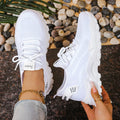 Women's low-top mesh sports shoes in solid colour with round toe and platform sole