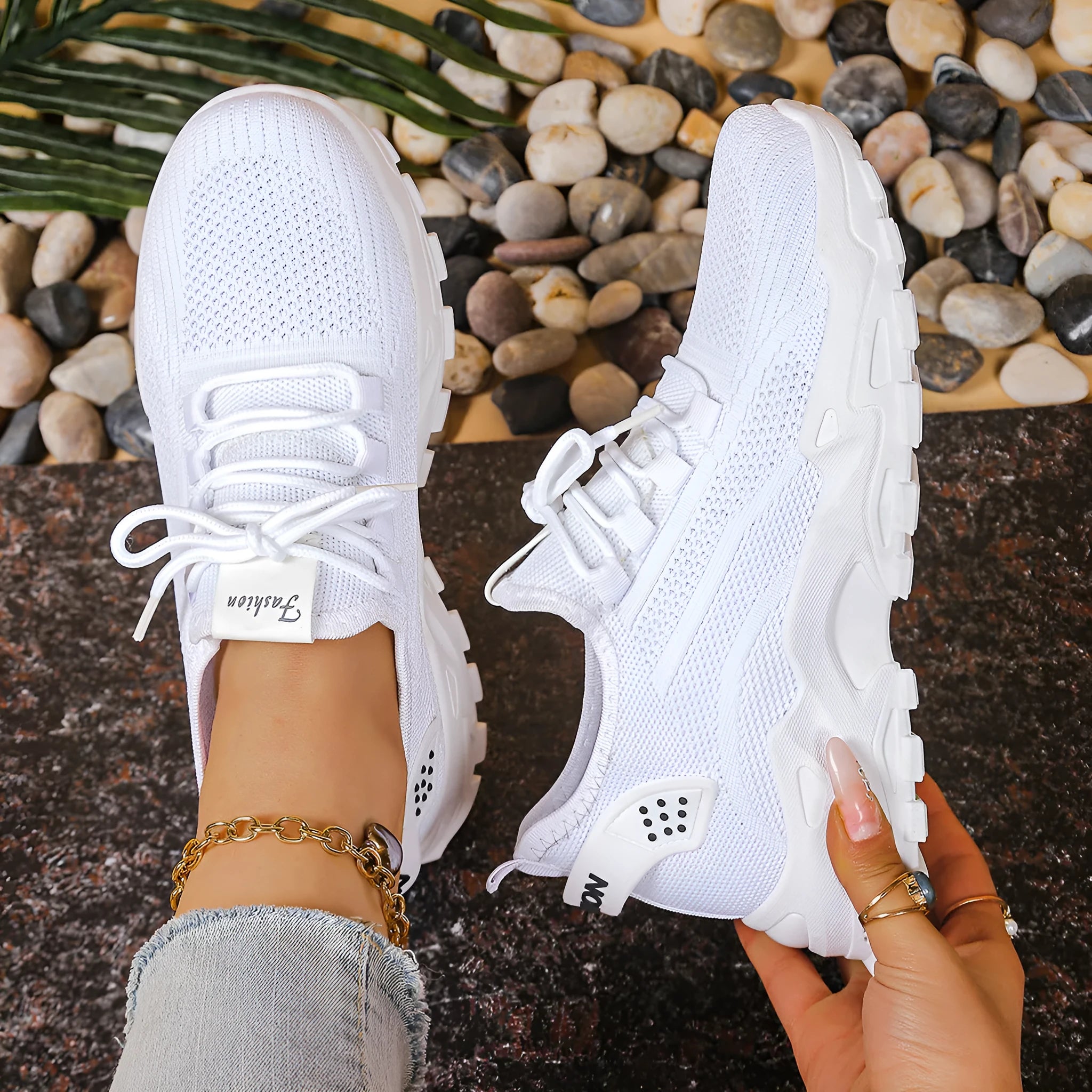 Women's low-top mesh sports shoes in solid colour with round toe and platform sole