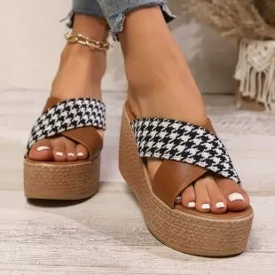 Women's wedge sandals with cross leopard plaid pattern and rubber sole