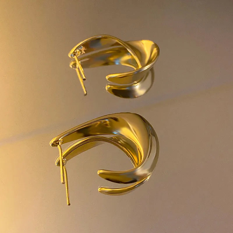 Metal twisted geometric earrings with round shape in gold or silver electroplated finish