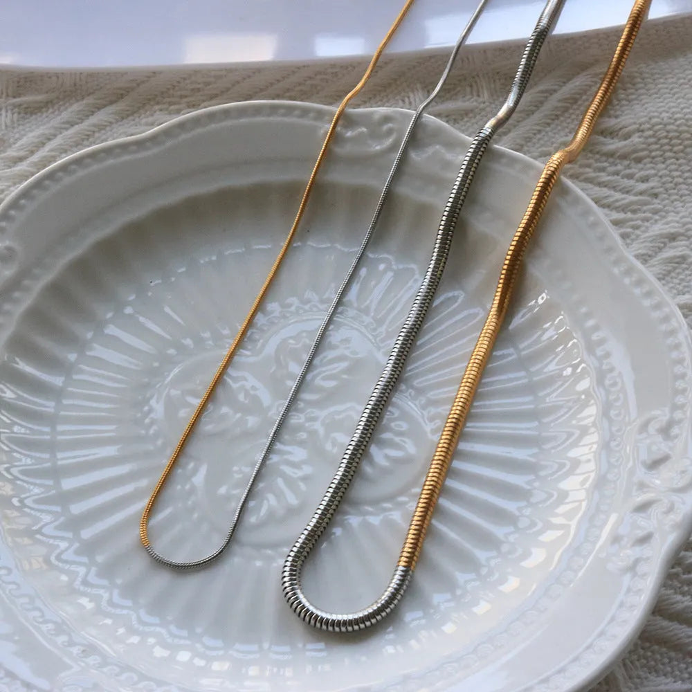 Gold-coloured stainless steel snake bones chain necklace with 3mm thickness and geometric lines