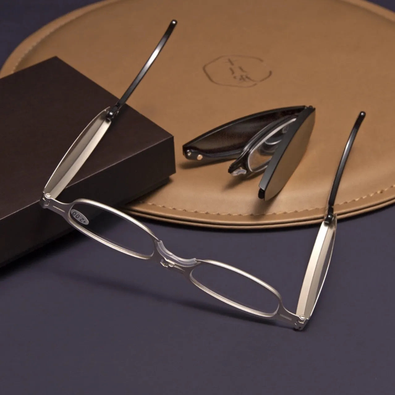 Folding pocket presbyopic glasses for men with metal frame in black or silver colour options