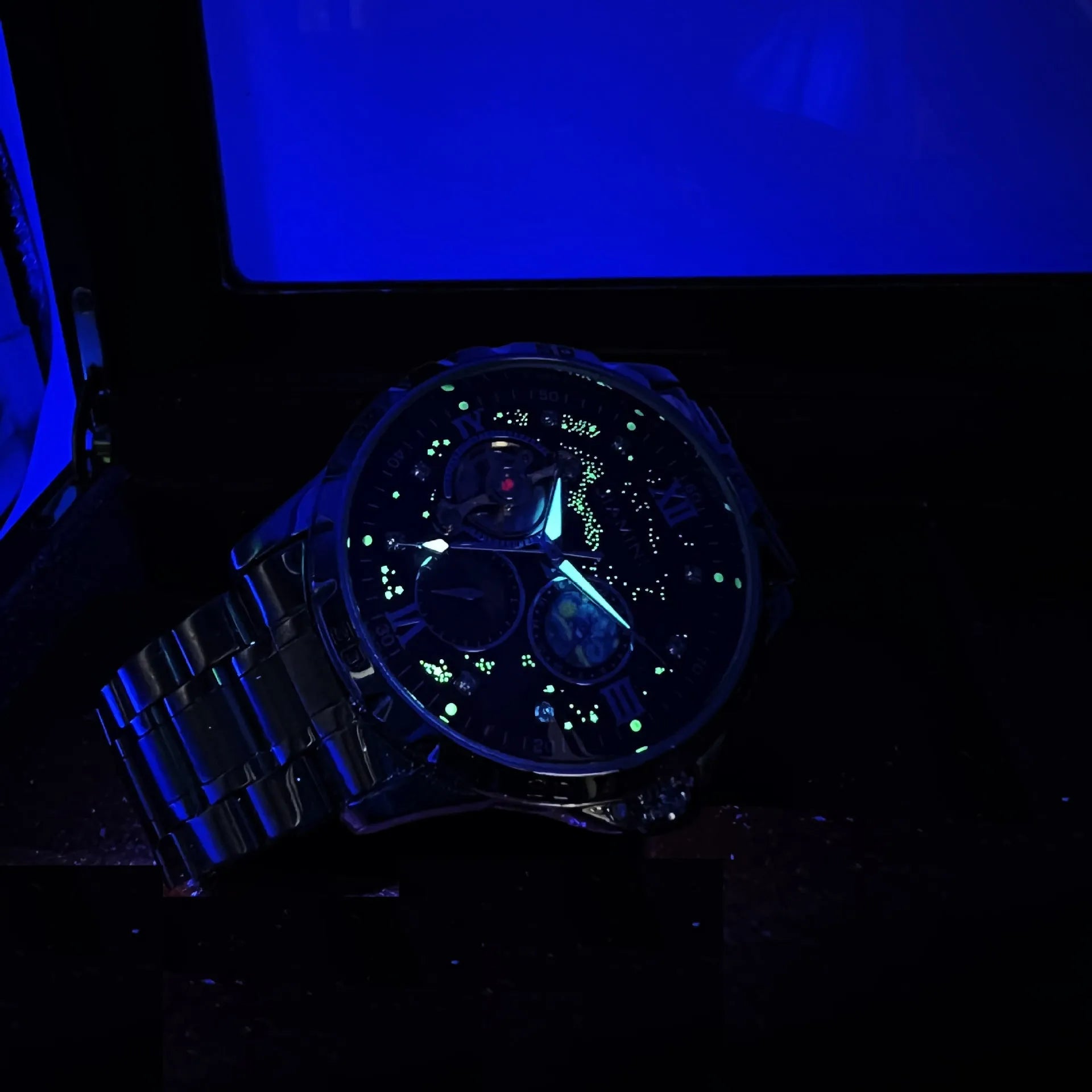 Automatic mechanical men's watch with rose gold shell and black dial surface