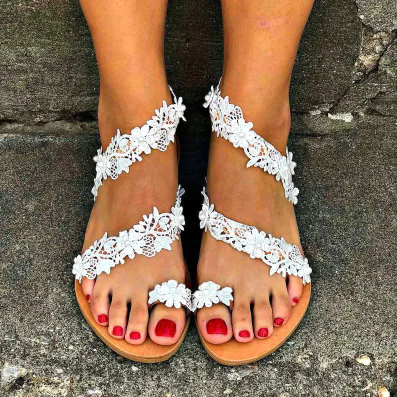 White plus size women's flat sandals with rhinestone flower decoration on patent leather