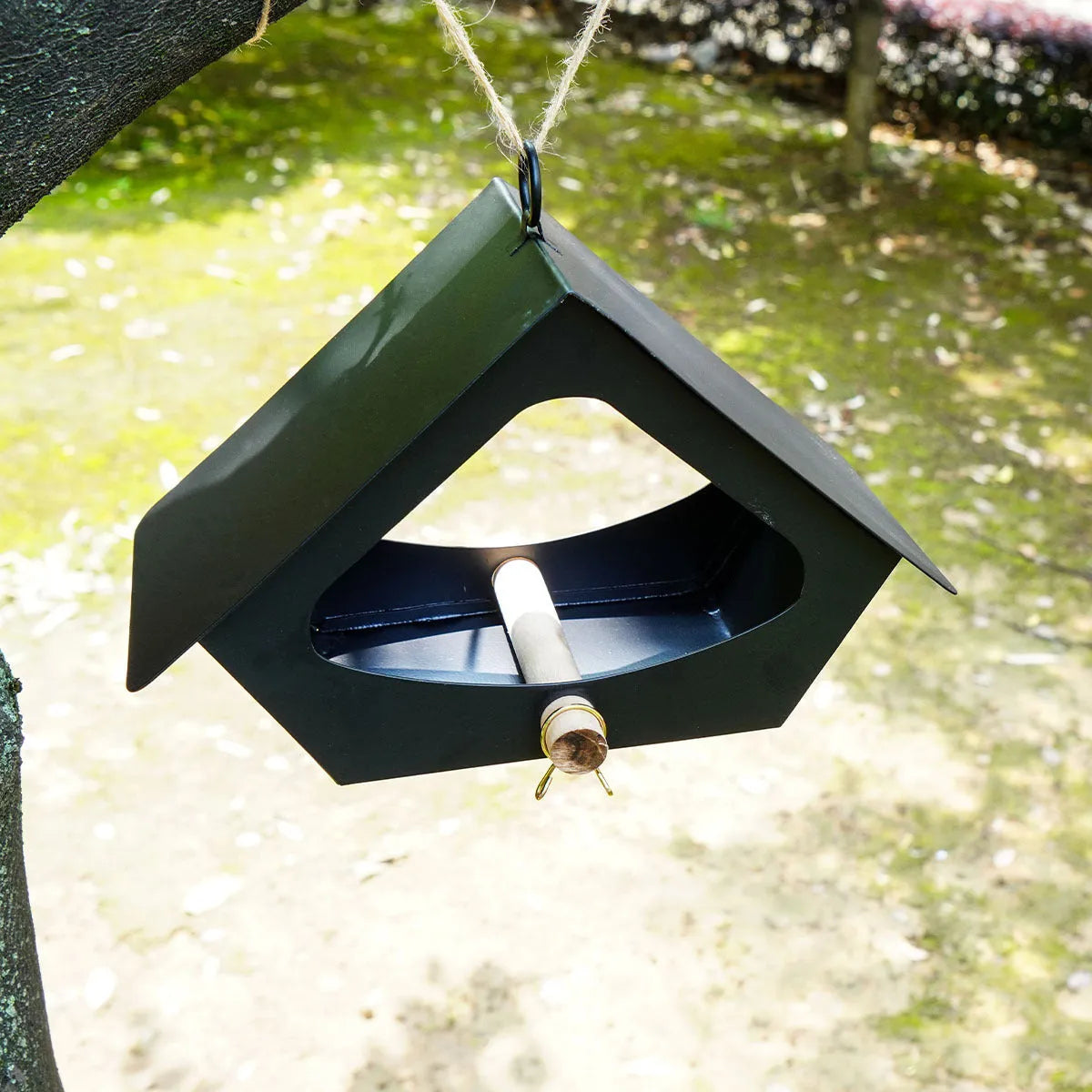 Modern European-style iron bird nest feeder in silver colour for garden decoration