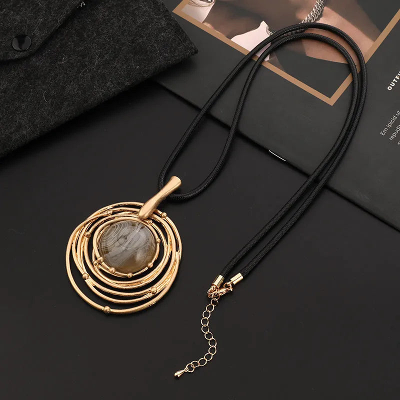 Women's gold geometric sweater chain necklace with adjustable length 51-80cm and snakeskin texture chain
