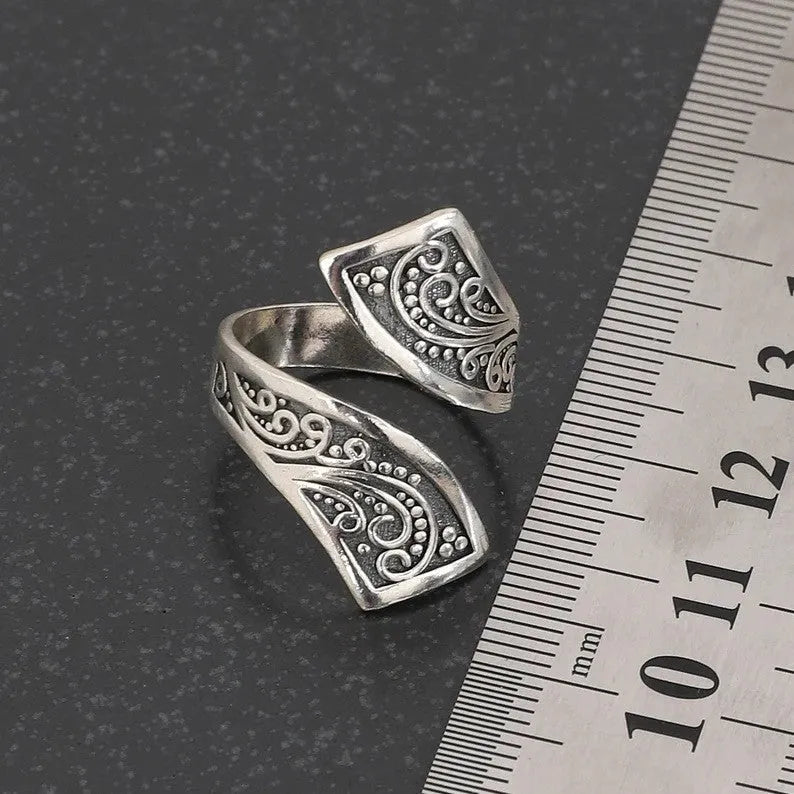 Adjustable silver women's ring with retro minimalist design on finger