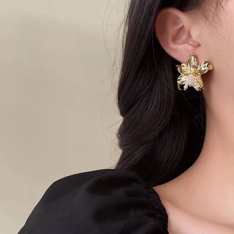 Gold H1795 metal earrings with exaggerated pearl flower design for women