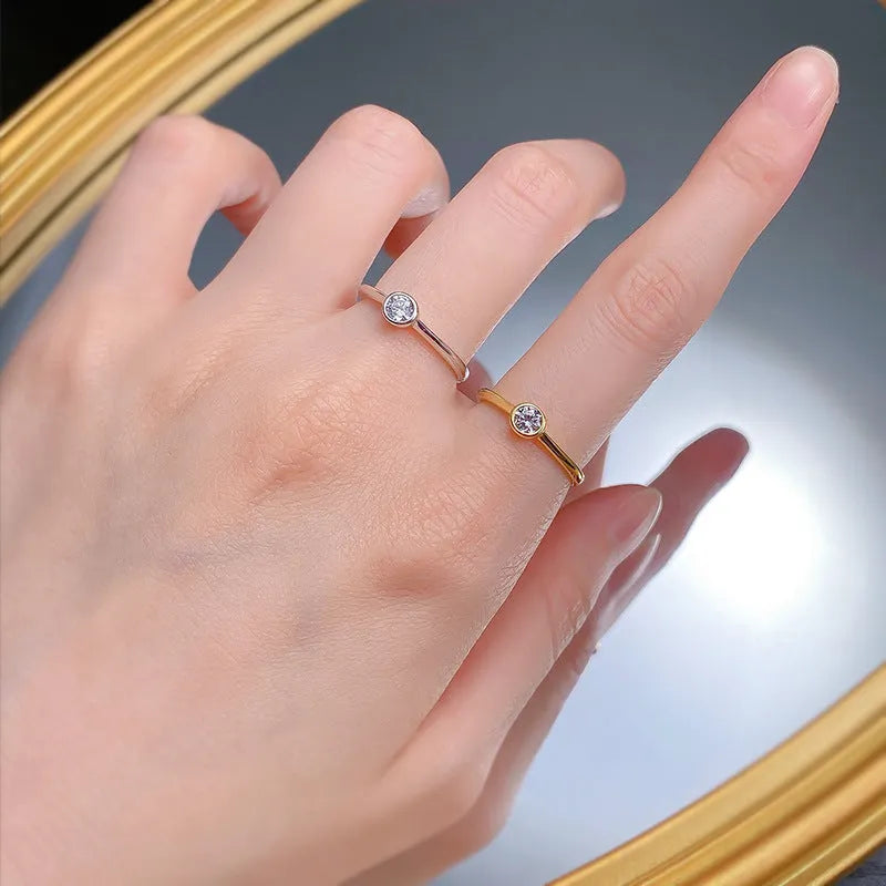 Minimalist women's silver ring with crown shape and line engraving in electroplated gold or platinum finish