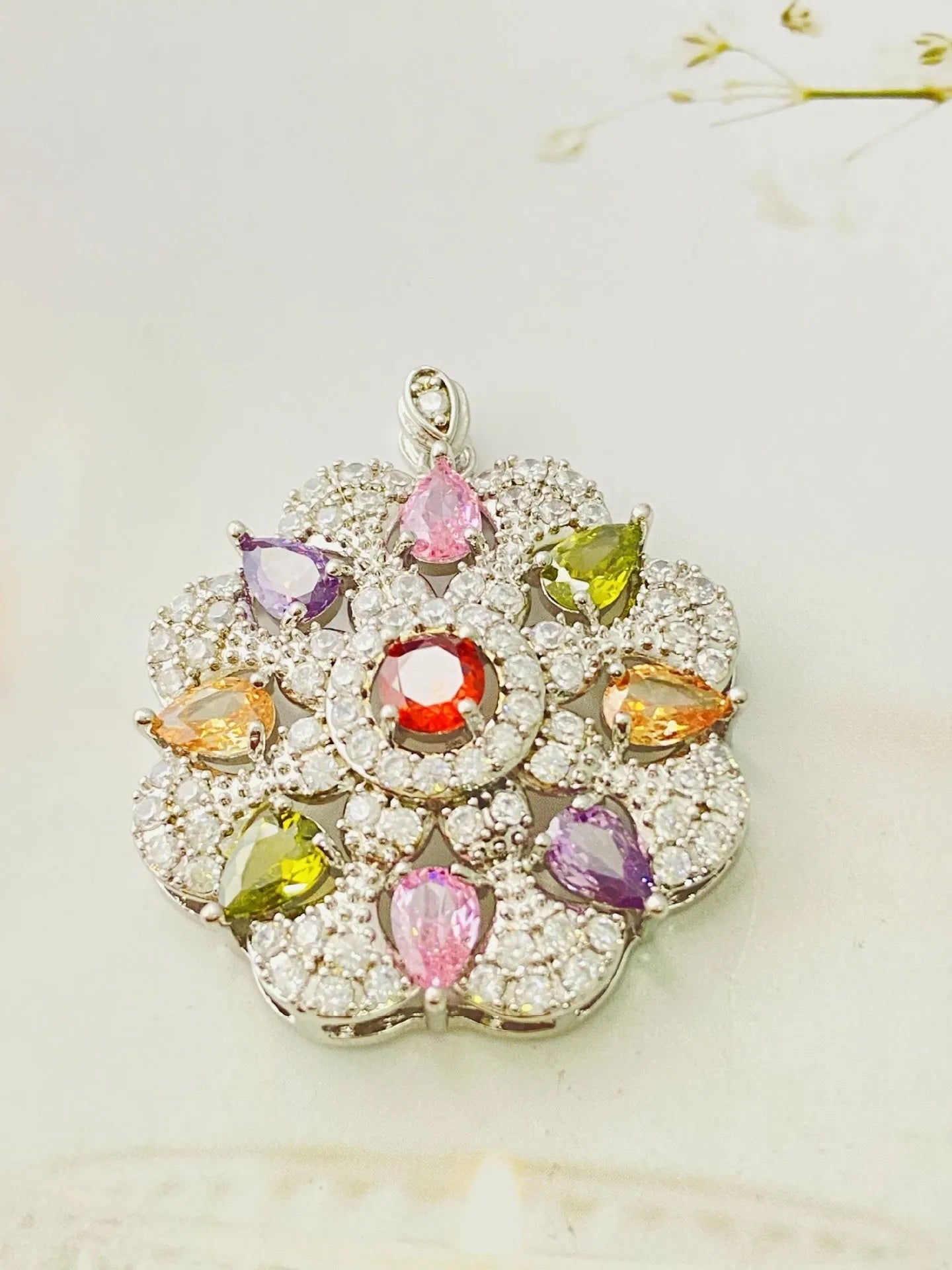 Women's zircon flower pendant necklace in gold, champagne gold, and platinum colour finishes
