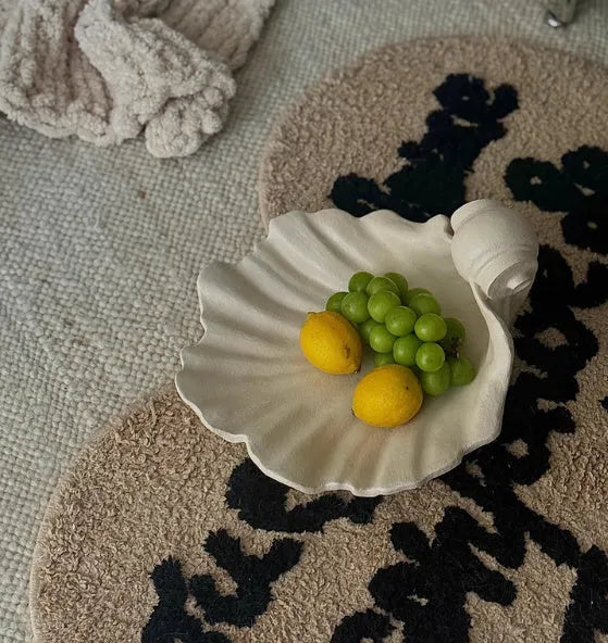 White resin simulation shell fruit plate decoration ornament on table
