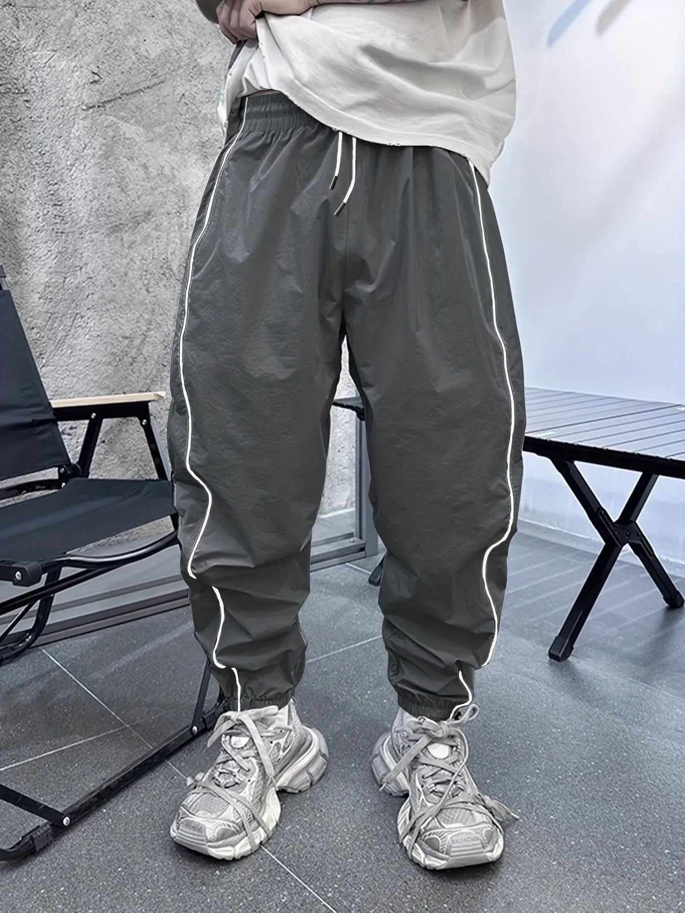 Men's loose fit casual trousers in cropped length with elastic bamboo fibre material