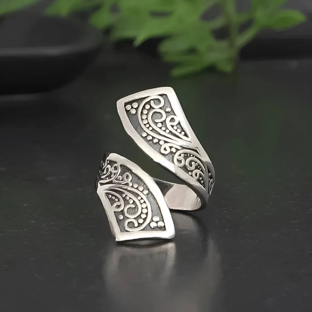Adjustable silver women's ring with retro minimalist design on finger
