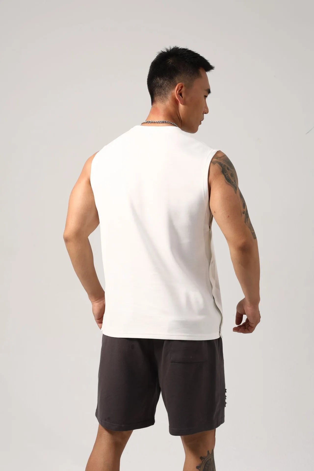 Men's loose cotton fitness vest with hidden hook side openings in black Korean style
